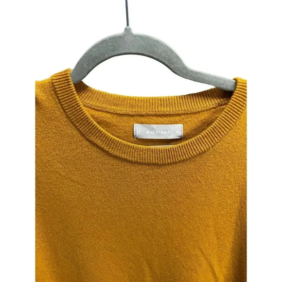 Everlane The Grade A Cashmere Crew Sweater in Golden - Picture 2 of 5